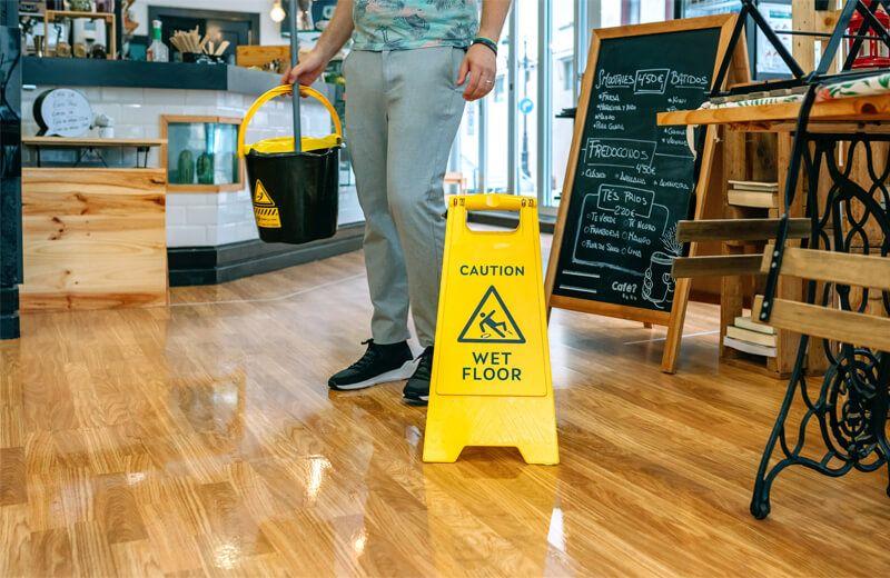 Planifier le nettoyage d'un magasin pour minimiser les perturbations commerciales.